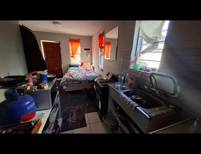 2 BEDROOM FREEHOLD FOR SALE IN WOODLANDS
